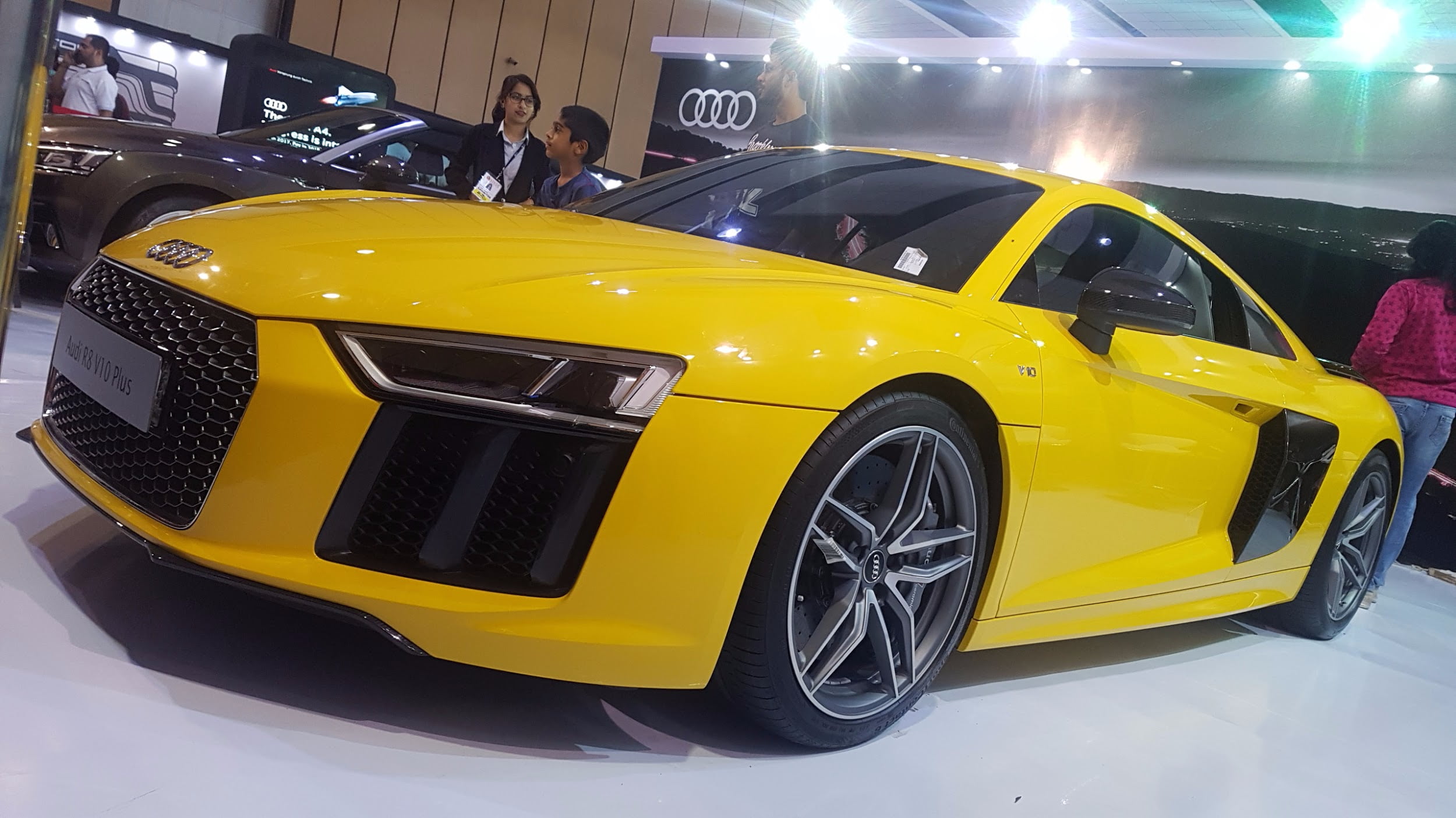 R8 V10