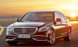 Mercedes-Benz S-Class Maybach uses digital light to compliment strangers